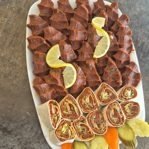 Çiğ Köfte Portion (20 Stück) Mit Salat und 2 Fladenbrot