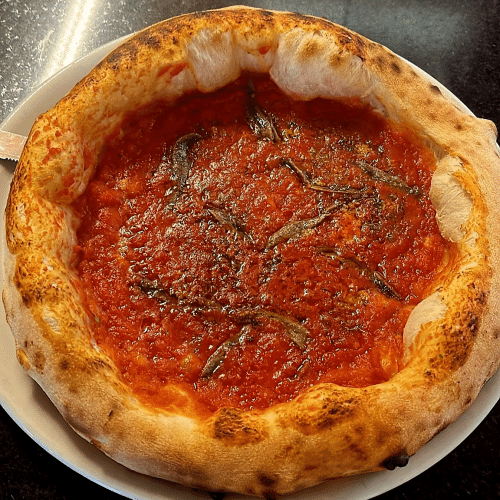 Pizza Mariana con Acciughe e olive
