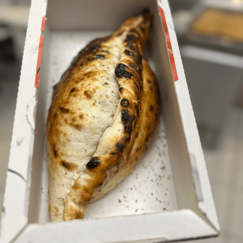 Hausgemachte Calzone (zugedeckt) aus original Napoli Teig