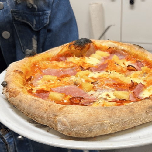 Hausgemachte Pizza Cipolla aus original napolitanischem Teig