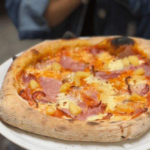 Hausgemachte Pizza Funghi aus original napolitanischem Teig