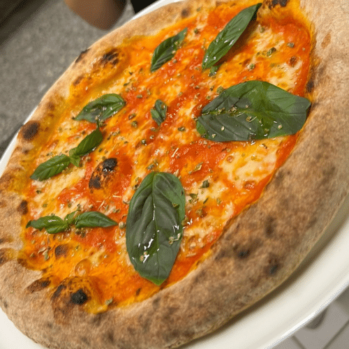 Hausgemachte Pizza Gorgonzola aus original napolitanischem Teig