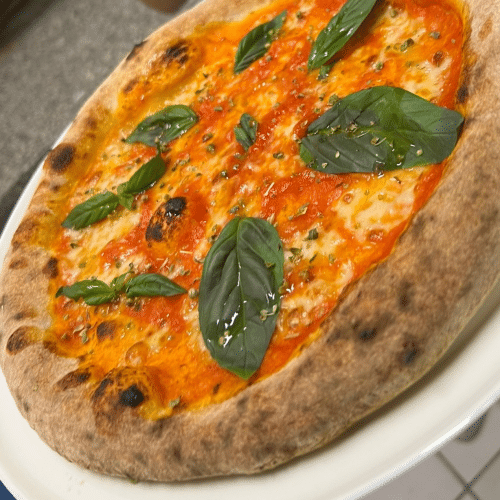 Hausgemachte Pizza Margherita aus original napolitanischem Teig