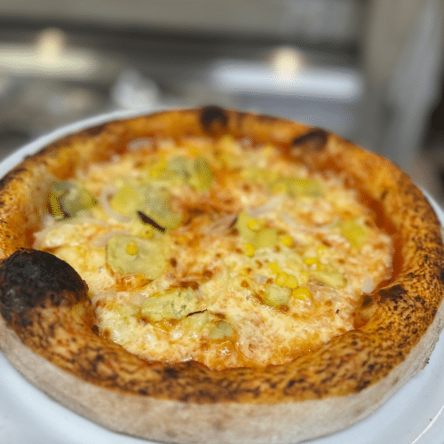 Hausgemachte Pizza Thon aus original napolitanischem Teig