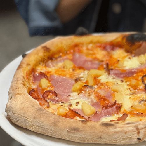 Hausgemachte Pizza Al Aglio aus original napolitanischem Teig