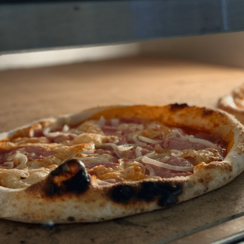 Hausgemachte Pizza Calzone al Tonno aus original Napoli Teig