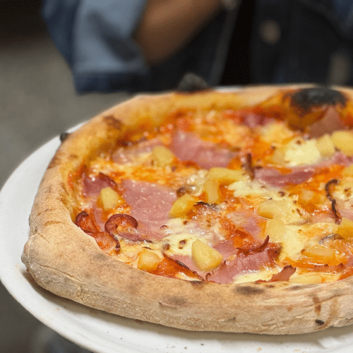 Hausgemachte Pizza Hawaii aus original napolitanischem Teig