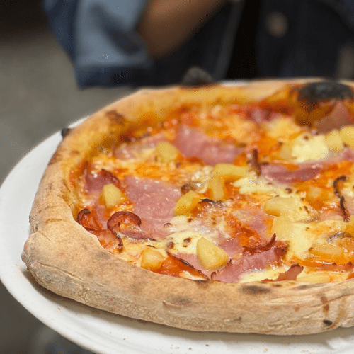 Hausgemachte Pizza Länggasser aus original napolitanischem Teig