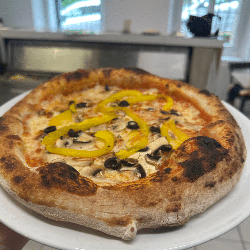 Hausgemachte Pizza Picante aus original napolitanischem Teig