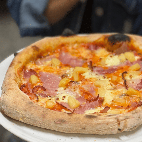 Hausgemachte Pizza Prosciutto aus original napolitanischem Teig