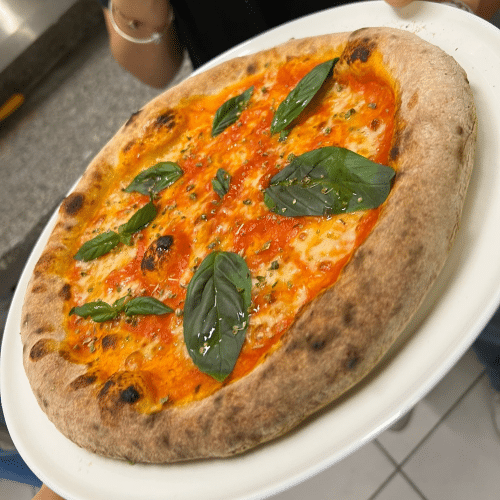 Hausgemachte Quatro Formaggi aus original napolitanischem Teig