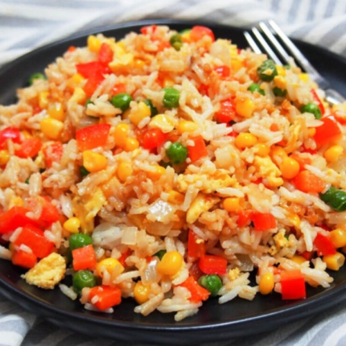 Riz sauté au poulet et à l'ananas 鸡肉菠萝炒饭