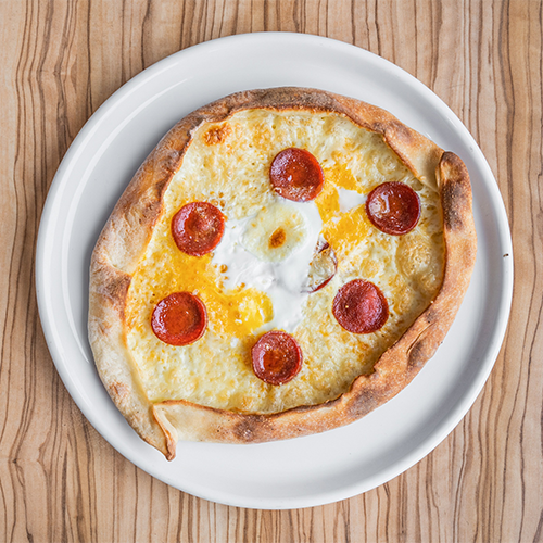 Pide mit Edamer, Käse, Ei und Sucuk