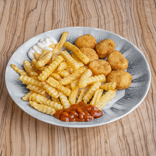 Nuggets mit Pommes frites und Sauce (6 Stück)