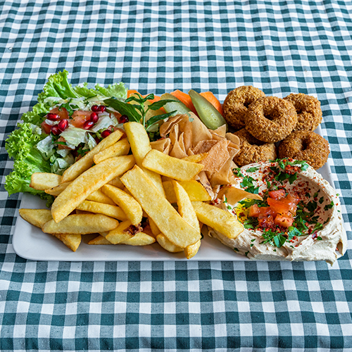 Falafel mit Hummus, Salat und Pommes frites