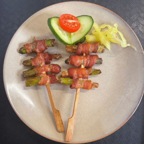Asparges med bacon og chilli sauce