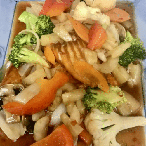 Stegt laks med grøntsager - Pla Sam Rot