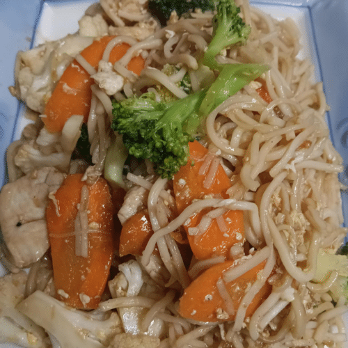 Stegte ægnudler med kød og grøntsager