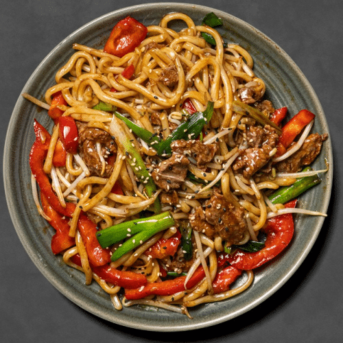Stegte udon nudler med oksekød og grøntsager