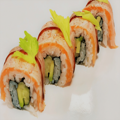 Makis saumon bio à la flamme, avocat, céleri, pointe salée, poivre rouge de dak lak