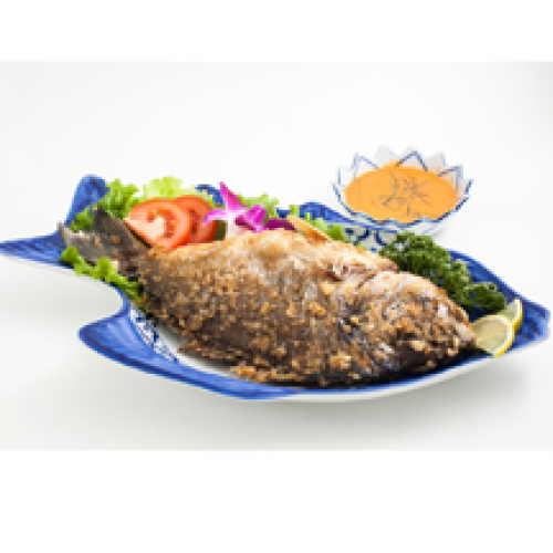 Daurade entière frite accompagnée de sa sauce au curry rouge et lait de coco