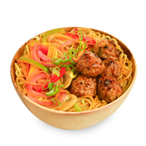 Nouilles à la japonaise aux boulettes de poulet satay