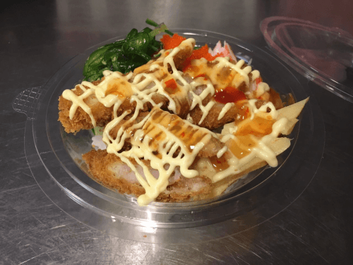 Poke bowl gefrituurde garnalen