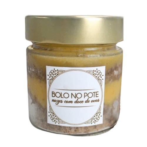 Bolo no pote de nozes com doce de ovos